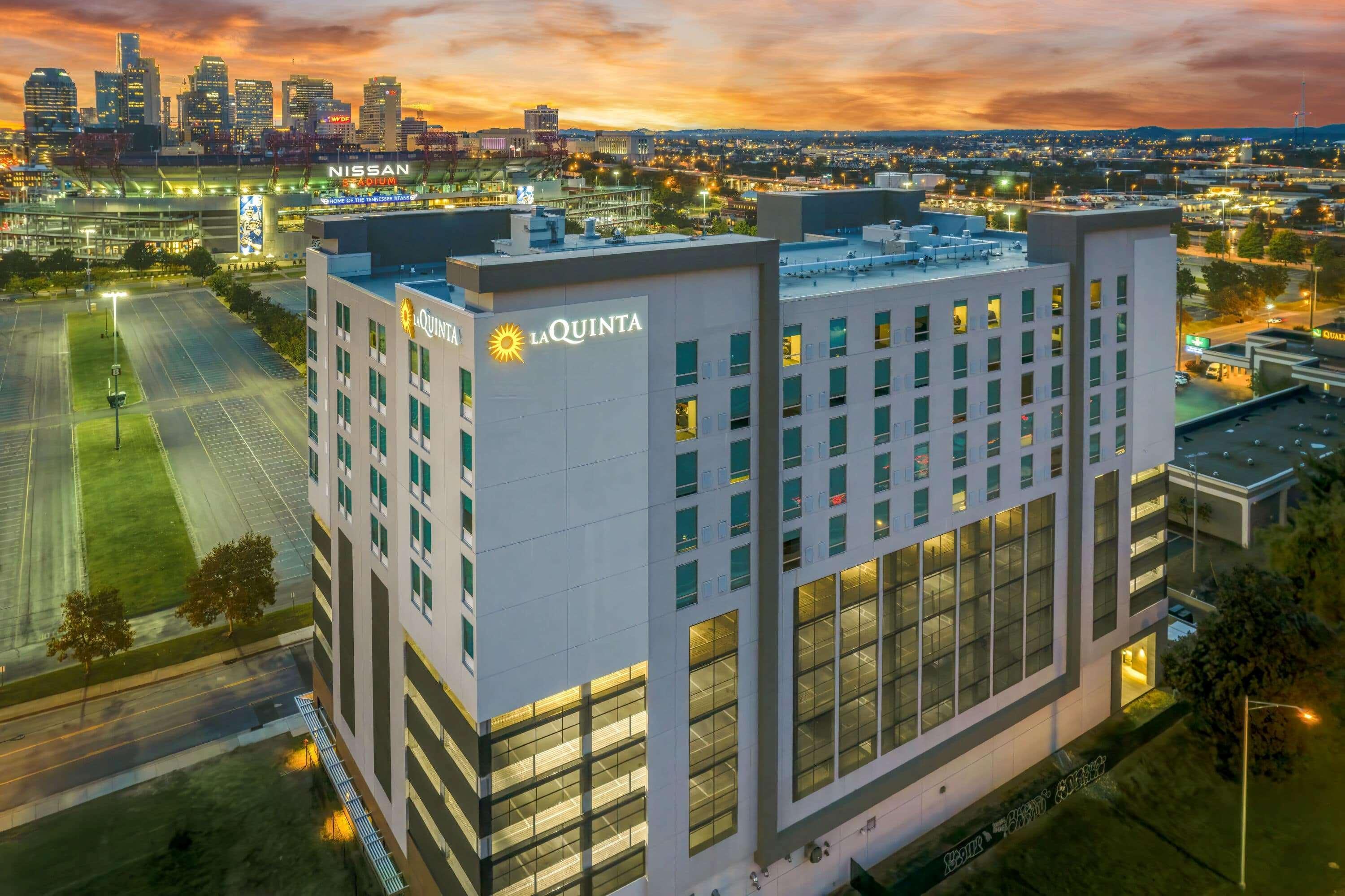 La Quinta Inn & Suites By Wyndham Nashville Downtown Stadium Exterior foto